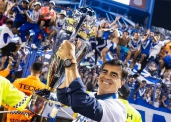 Gustavo Quinteros com a taça de campeão da Liga Profissional de Futebol • Divulgação/Vélez Sarsfield