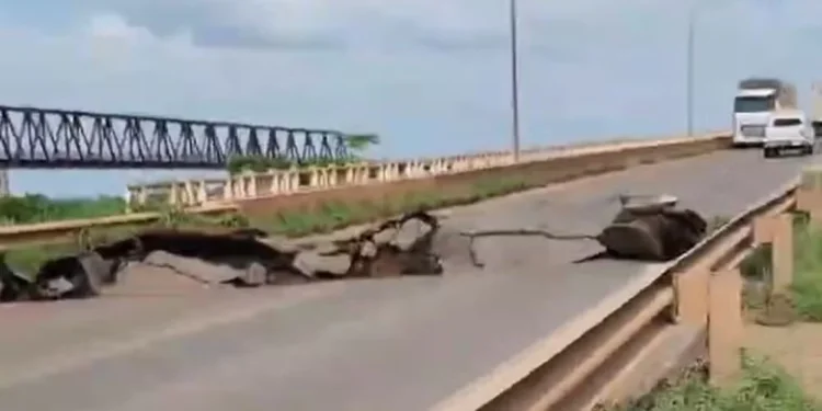 Vereador flagra momento em que asfalto racha e ponte desaba entre o Tocantins e o Maranhão