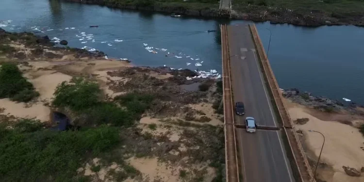 Imagens aéreas mostram carro preso em fenda que se abriu após ponte desabar entre o Tocantins e o Maranhão