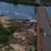 Imagens aéreas mostram carro preso em fenda que se abriu após ponte desabar entre o Tocantins e o Maranhão