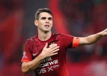 Oscar é ídolo no Shangai Port, da China • Divulgação/Instagram/Shangai Port