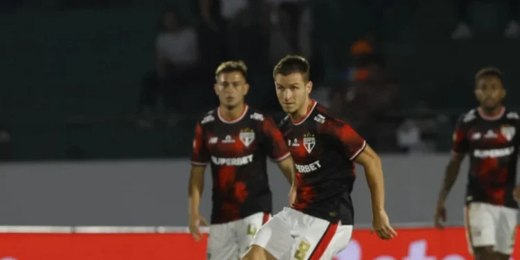 Santos encaminha contratação de meia-atacante do São Paulo