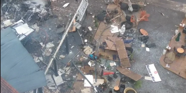 Imagens mostram destruição após queda de avião em Gramado • Reprodução/CNN