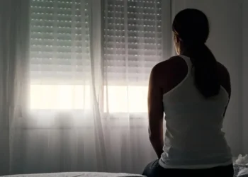 Maiores taxas de suicídio são registradas nesses períodos, segundo estudo recente • Alvaro Medina Jurado/GettyImages