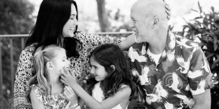 Esposa de Bruce Willis posta novos cliques e vídeo do astro com a família