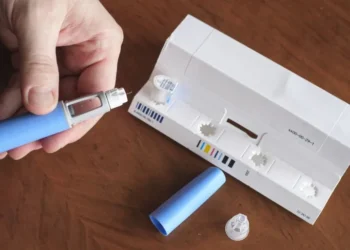 O medicamento Ozempic ganhou popularidade por seus efeitos no emagrecimento; entre seus efeitos colaterais estão as náuseas e vômitos • Imyskin/Getty Images