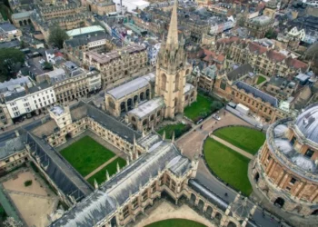 Vista aérea da cidade de Oxford, onde fica a universidade mais antiga em língua inglesa • Sidharth Bhatia/Unsplash