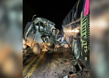 Uma van e um ônibus colidiram próximo a ponte do rio Marombas na BR-470 • Divulgação/Corpo de Bombeiros