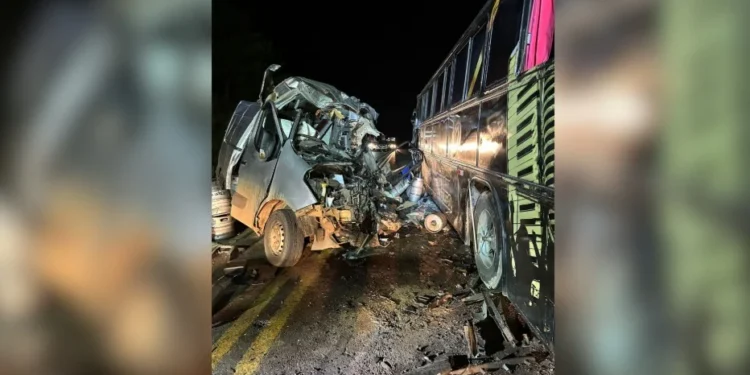 Uma van e um ônibus colidiram próximo a ponte do rio Marombas na BR-470 • Divulgação/Corpo de Bombeiros