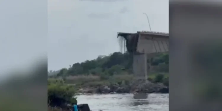 Caminhões com ácido caem em rio após desabamento de ponte; buscas são suspensas
