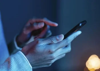 Pessoa usando celular • Freepik