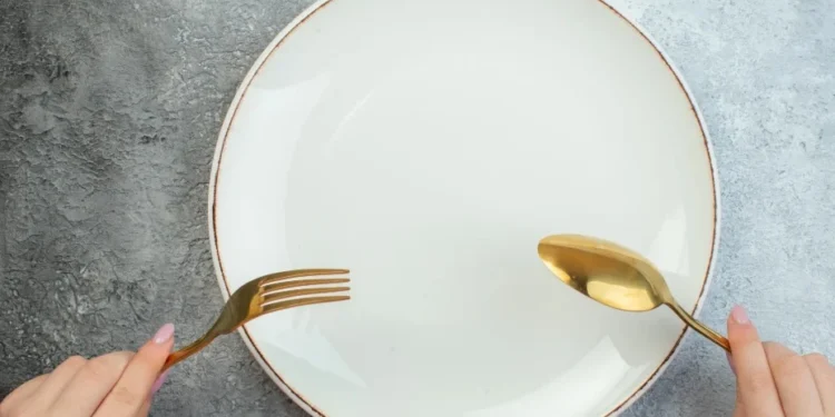 Jejum intermitente aumenta compulsão alimentar, comprova estudo brasileiro