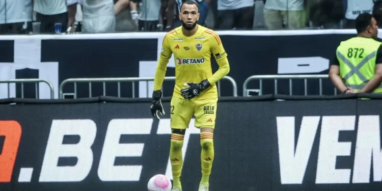 Atlético-MG oficializa renovação com goleiro Everson
