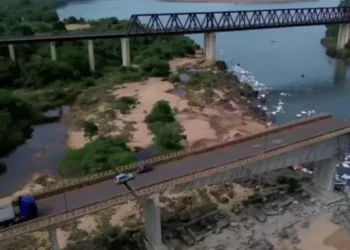 Desabamento parcial da ponte que liga as cidades de Aguiarnópolis (TO) e Estreito (MA), na BR-226. • Instagram/ @vshenrique