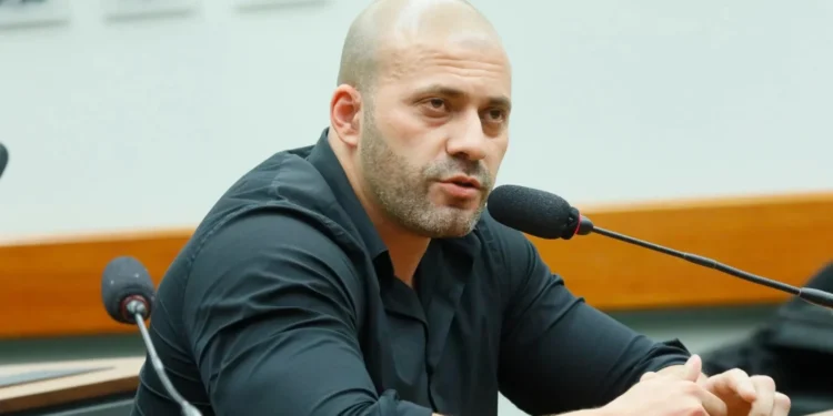 Defesa pede para Moraes reconsiderar prisão de Daniel Silveira