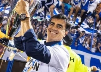 Gustavo Quinteros com a taça de campeão da Liga Profissional de Futebol • Divulgação/Vélez Sarsfield