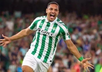 Vitor Roque comemora gol pelo Real Betis • Fran Santiago/Getty Images