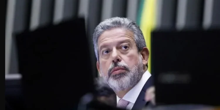 Lira interrompe recesso e convoca reunião com líderes