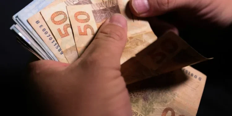 Brasileiros estão otimistas em relação a emprego e renda em 2025, afirma Febraban