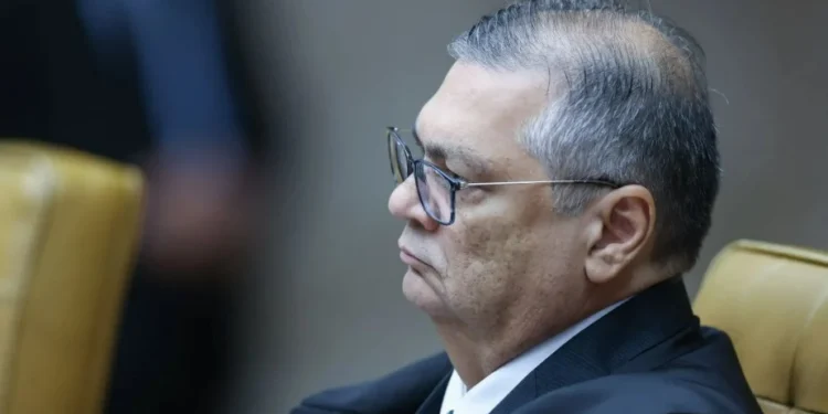 Dino mantém bloqueio de emendas e cobra resposta “objetiva” da Câmara até 20h desta sexta-feira