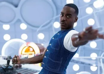 Ncuti Gatwa, conhecido por "Sex Education", se tornou o novo Doctor • Reprodução