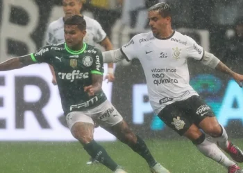 Dudu e Fagner disputam a bola no primeiro clássico entre Palmeiras e Corinthians de 2023 • Cesar Greco/Palmeiras