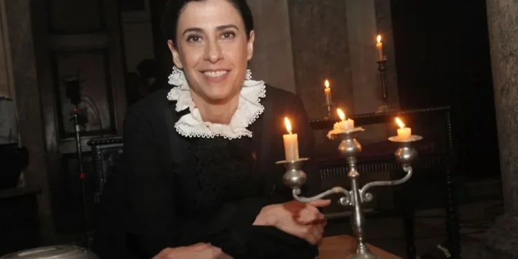 A série Minha Estupidez, criada e protagonizada pela atriz e escritora Fernanda Torres, • Divulgação/TV Brasil