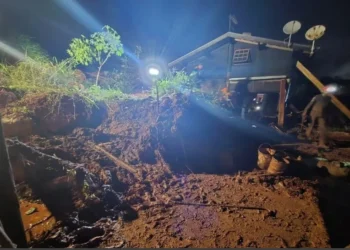 Deslizamento de terra em Taubaté (SP) • Defesa Civil de SP/Divulgação