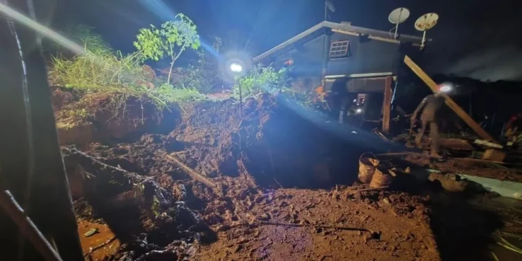 Três pessoas morrem após deslizamento de terra sobre imóvel em Taubaté (SP)