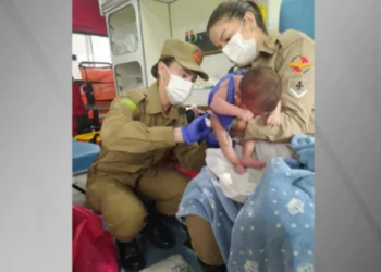 O bebê recém-nascido foi encontrado abandonado em uma calçada. • Divulgação/Bombeiros