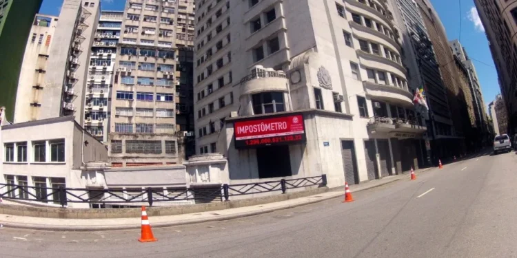 Brasileiros encerram 2024 com arrecadação recorde de R$ 3,6 tri em impostos, diz ACSP