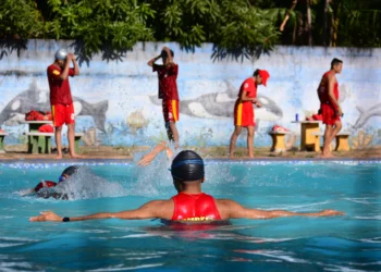Alunos durante aula de natação: Foto: Cesar Costa/Governo do Tocantins