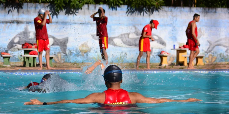 Alunos durante aula de natação:
Foto: Cesar Costa/Governo do Tocantins
