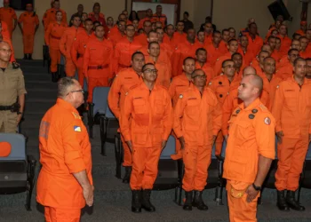 Tenente-coronel Carneiro (Direita), deu início à solenidade com a apresentação da turma para o coronel Ornelas