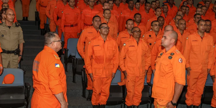 Tenente-coronel Carneiro (Direita), deu início à solenidade com a apresentação da turma para o coronel Ornelas