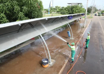 Com o auxílio de um caminhão-pipa, equipes fizeram a limpeza da fachada da estação, parte superior e interna do teto