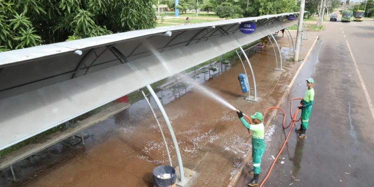 Prefeitura de Palmas realiza limpeza das seis estações de ônibus da Capital