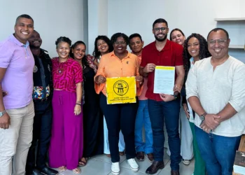 Secretário Eduardo Azevedo em agenda com representantes de movimentos sociais e universidades