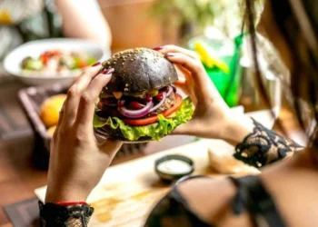 Cada vez mais, jovens adotam dietas ricas em ultraprocessados, carnes vermelhas e gorduras saturadas
crédito: stockking/ FreePik