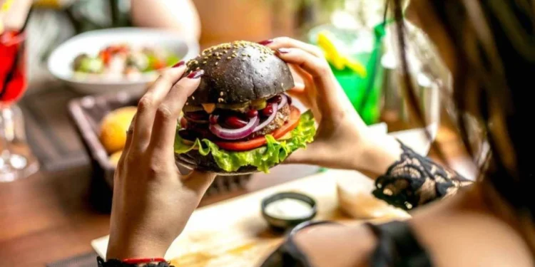 Câncer de intestino cresce entre os jovens, revela estudo