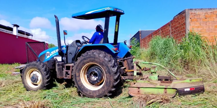 Tratores estão roçando o mato alto das quadras da Capital