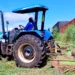 Tratores estão roçando o mato alto das quadras da Capital
