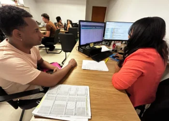 Ilton Oliveira, candidato aprovado para o cargo de professor de ensino fundamental I, toma posse como contrato temporário