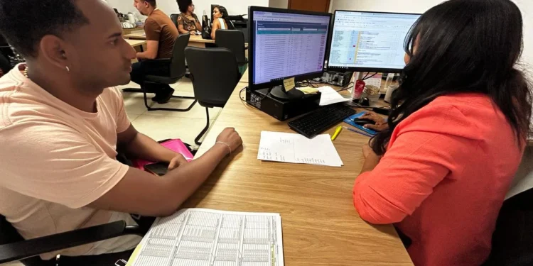 Ilton Oliveira, candidato aprovado para o cargo de professor de ensino fundamental I, toma posse como contrato temporário