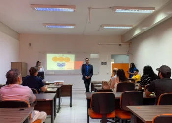 Secretário de Administração e Modernização Cleison Nunes abriu a reunião explicando a nova estrutura da escola que foi incorporada à sua pasta