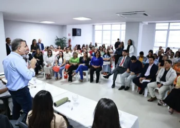 “Tenho orgulho de poder contar com vocês na construção de uma educação de qualidade, nesta cidade", prefeito Eduardo Siqueira Campos