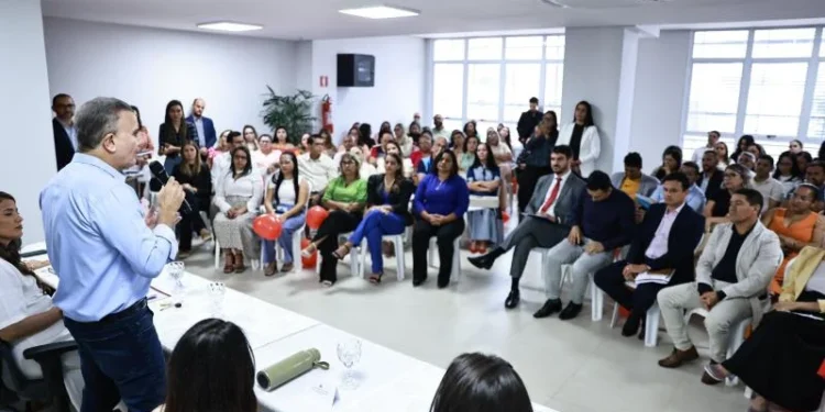 “Tenho orgulho de poder contar com vocês na construção de uma educação de qualidade, nesta cidade", prefeito Eduardo Siqueira Campos