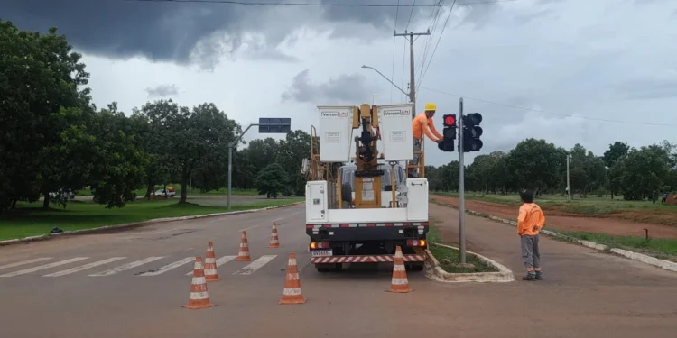 Mobilidade Urbana faz mudança no tempo de semáforos para melhorar fluxo de veículos em horários de pico
