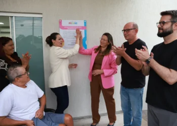 Prefeita Cinthia Ribeiro comemora conquista ao lado da secretária da Saúde, Anna Crystina Mota