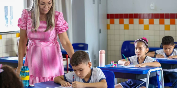 Município nomeia aprovados no concurso da Educação